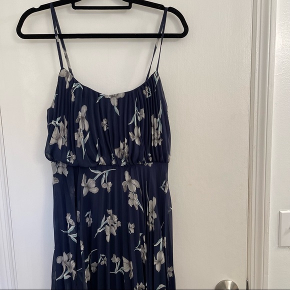 Lulu’s Formal Maxi Dress - Picture 2 of 5